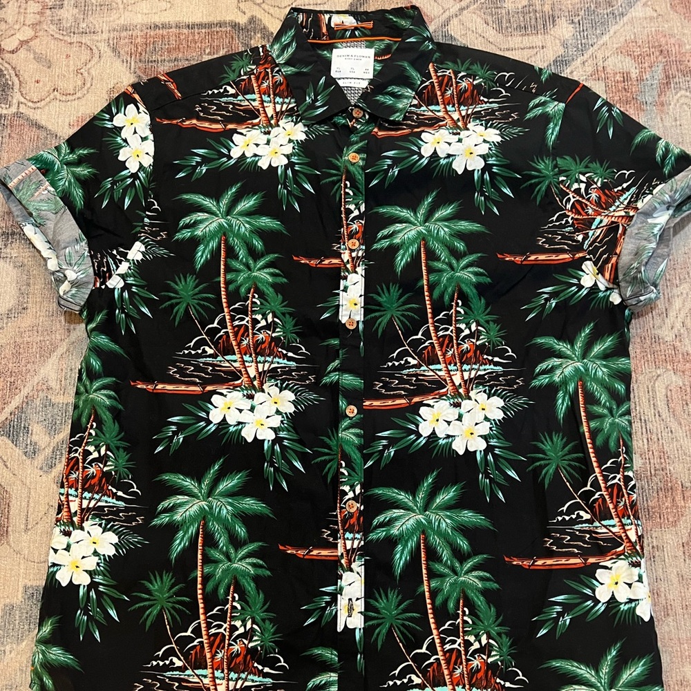 Denim & Flower Patterned short sleeve button up Size XL. Great condition.